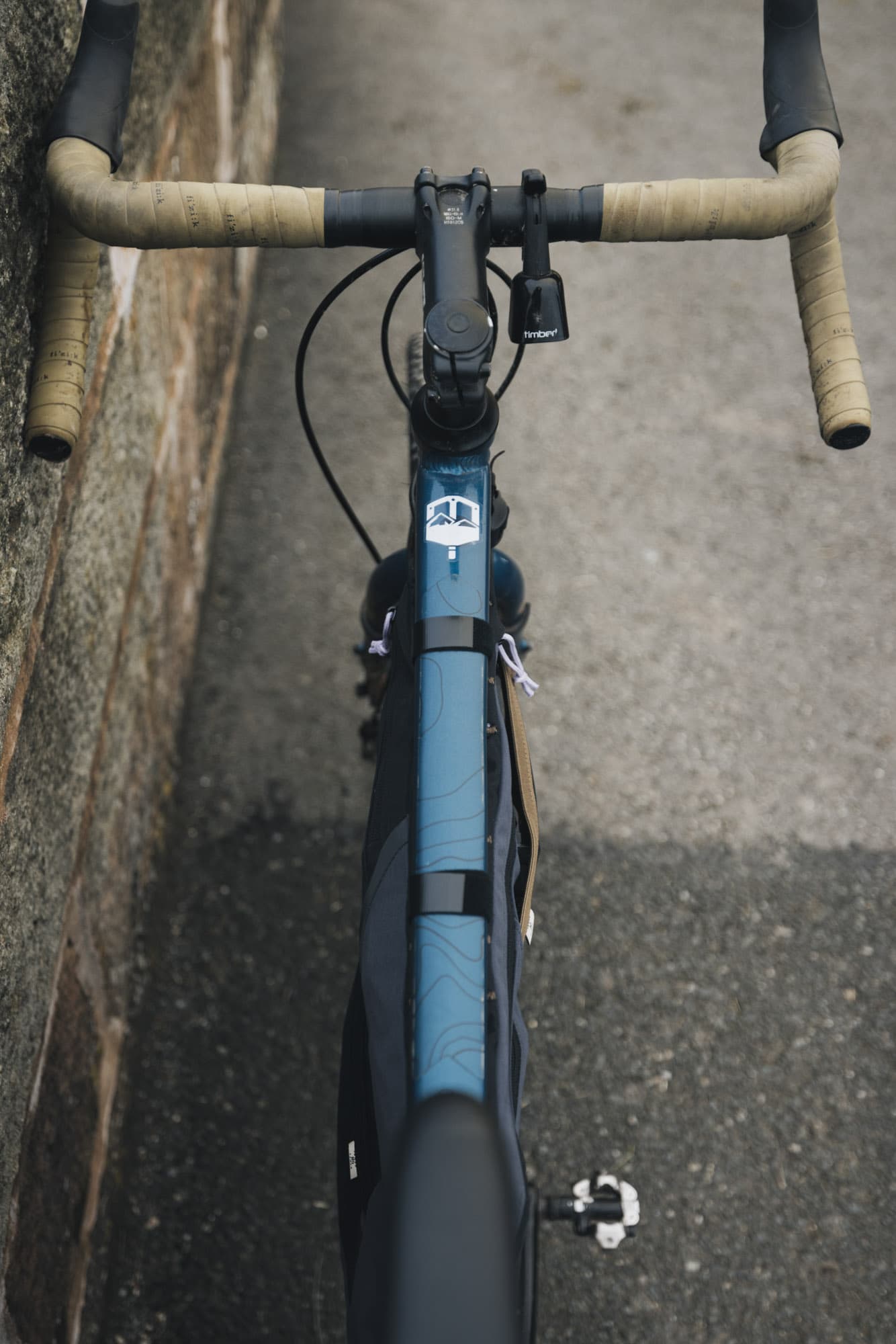 Decathlon ADVT 500 width compared to Lews bike.