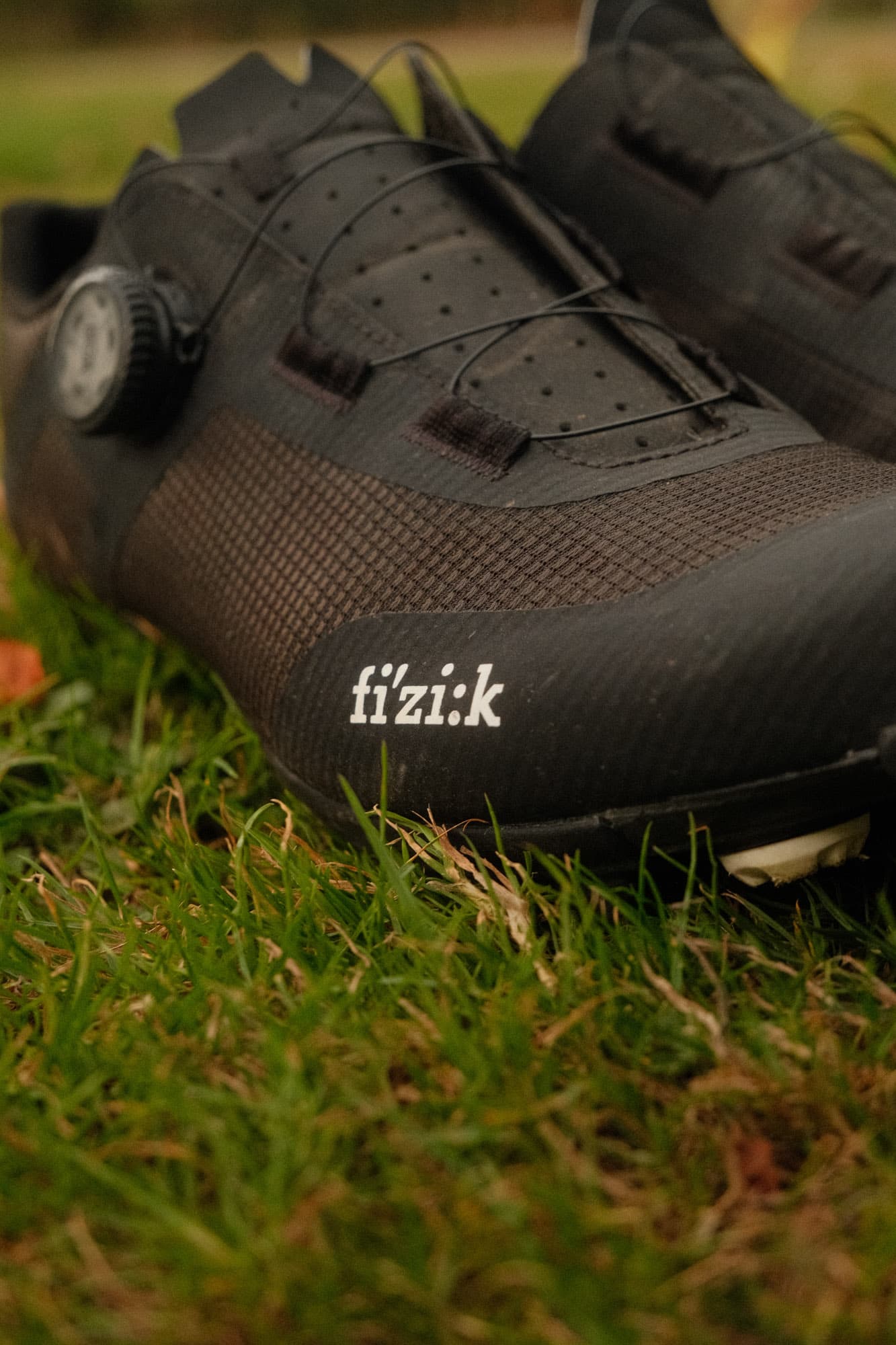 Fizik logo on the toe box.