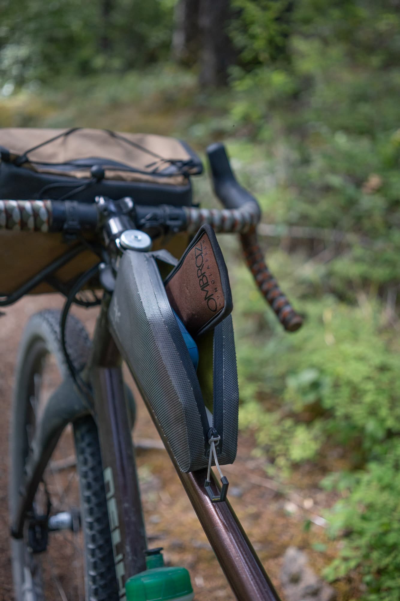 Ombraz Cammina fitting into a top tube bag.