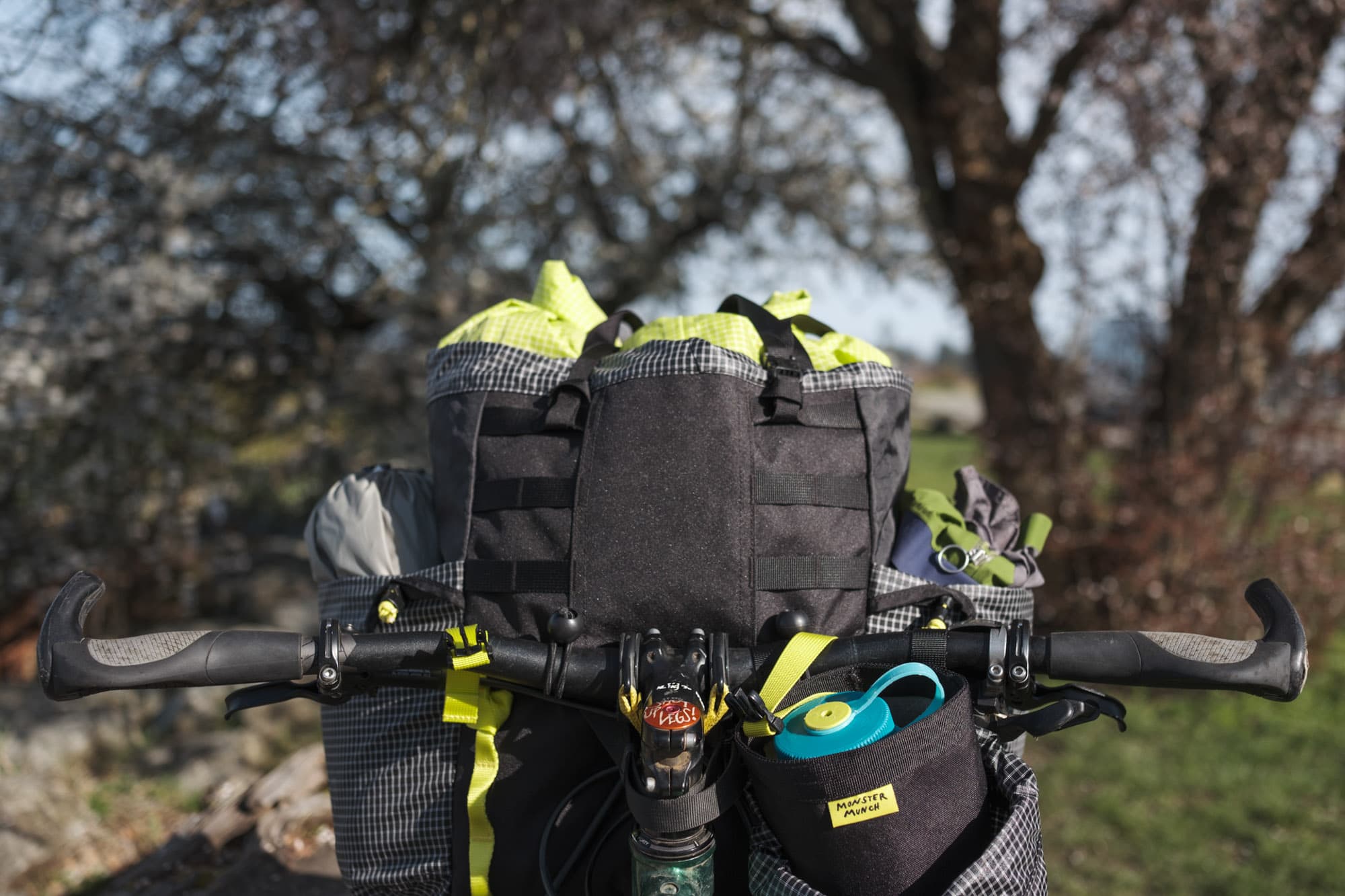 How the Rekki Works DX35 attaches to the bars.