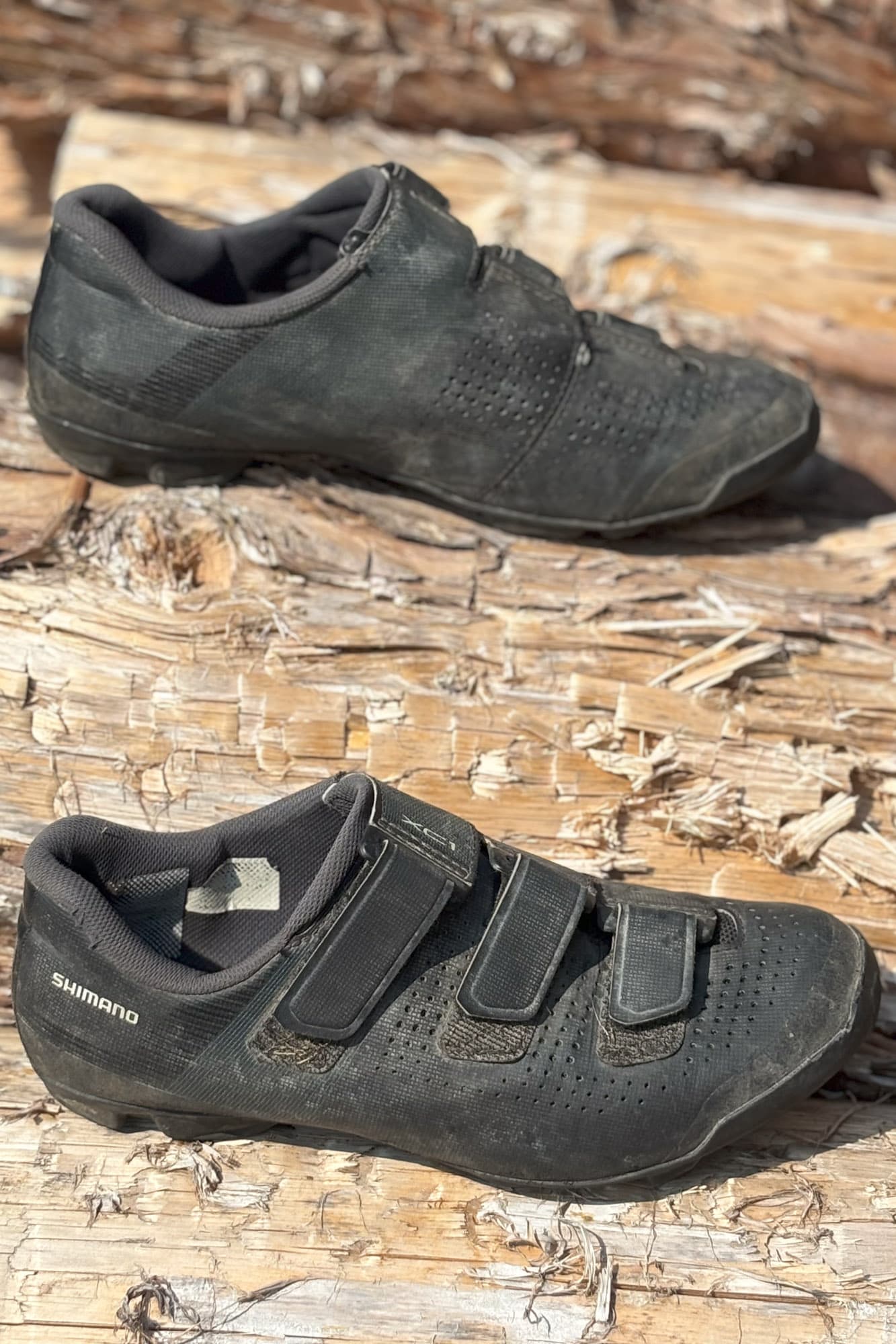 A side by side comparison of the Shimano SH-XC100.