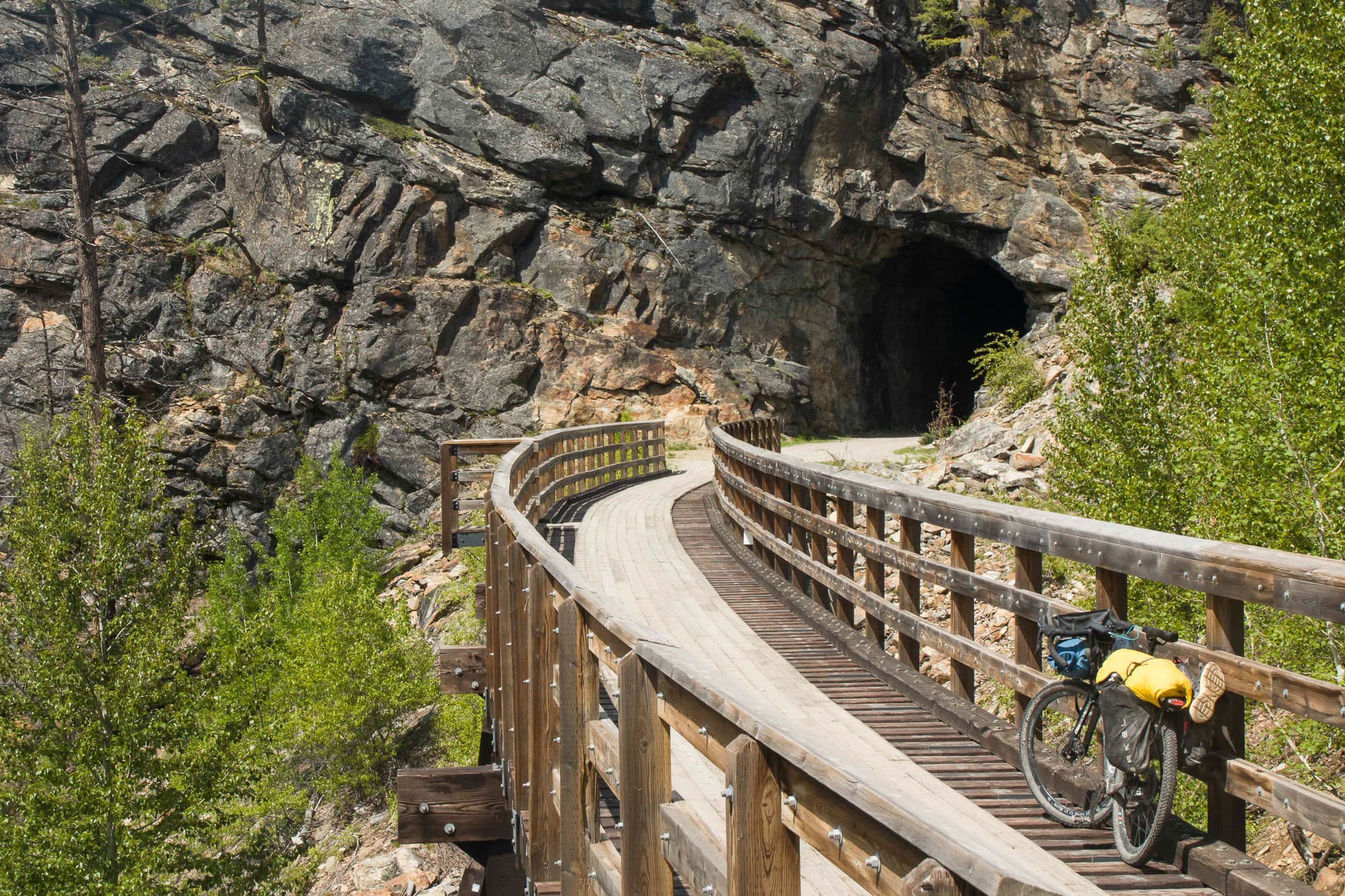 A tressol that enters a tunnel.