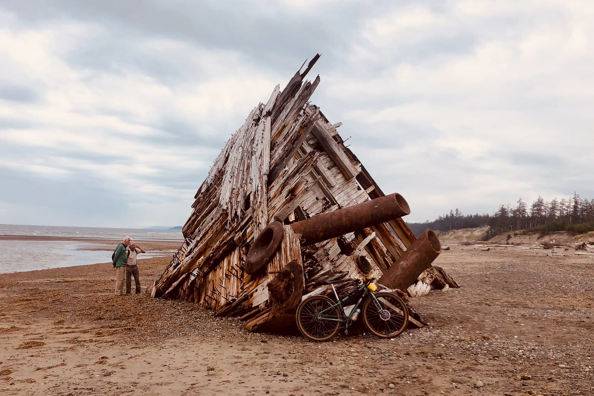 Sarahs bike and some torurists and the Pesuta shipwreck.