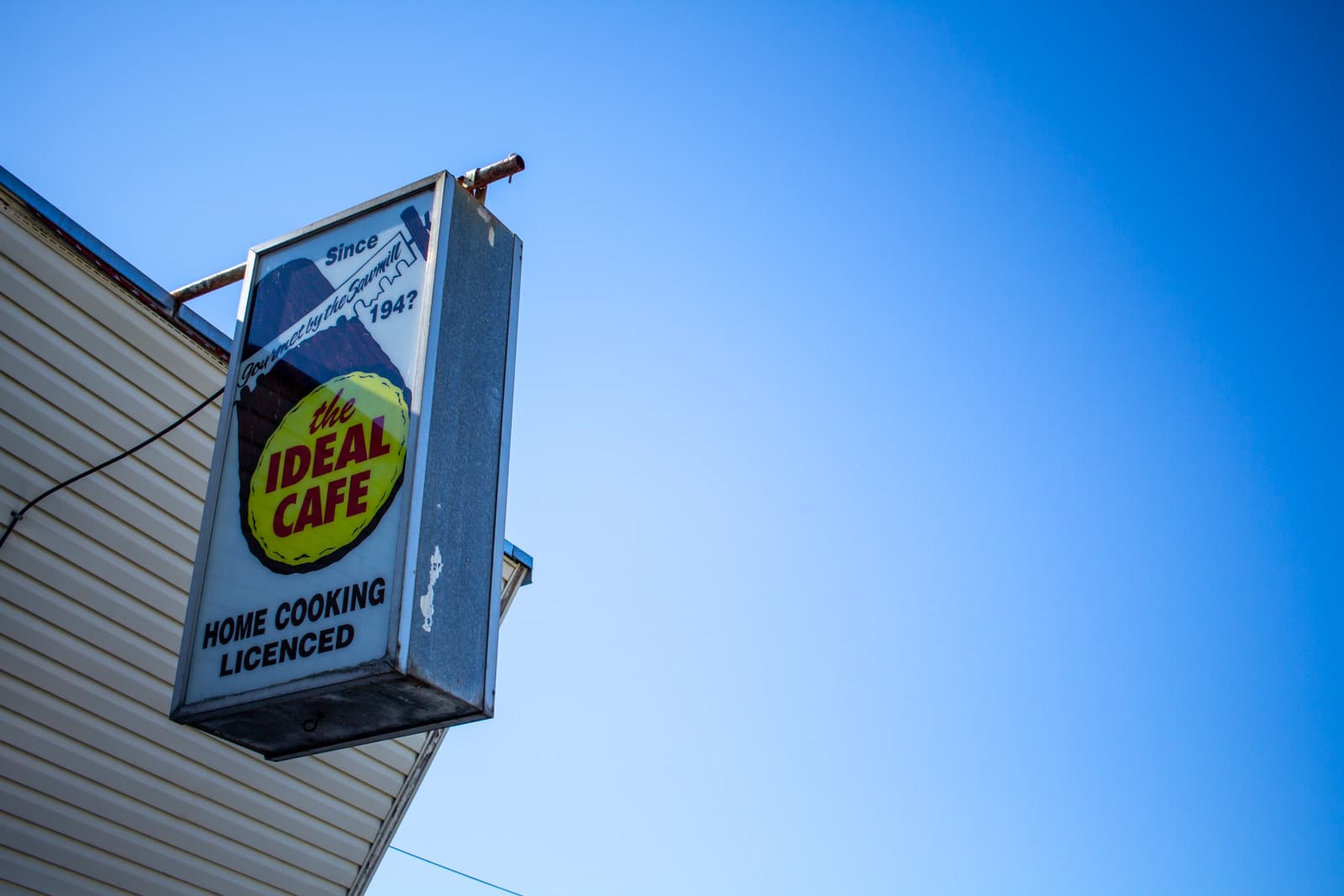 ideal cafe sign