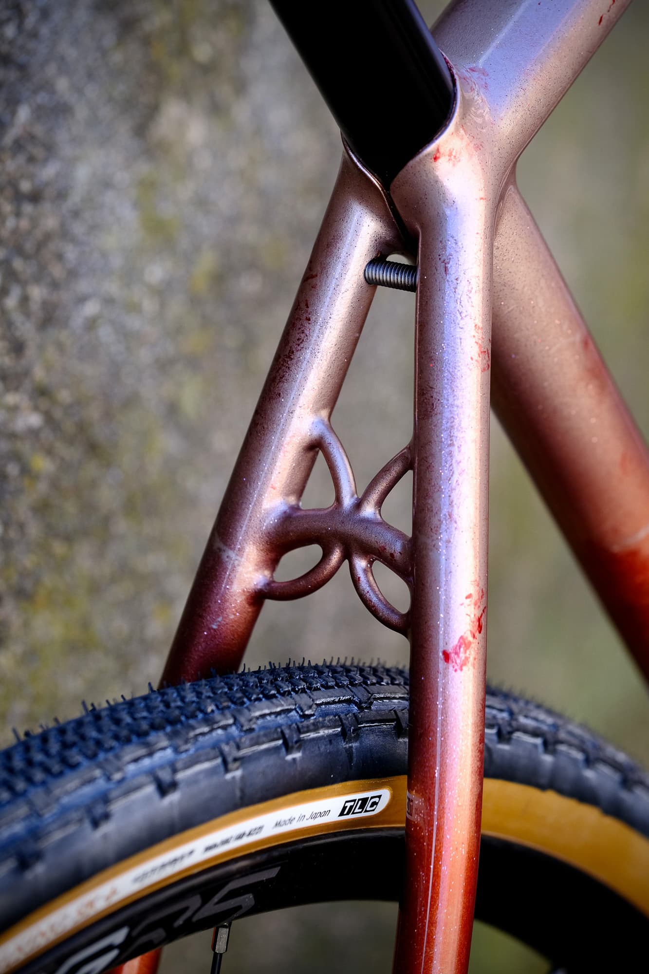 Decoration on the rear bridge.