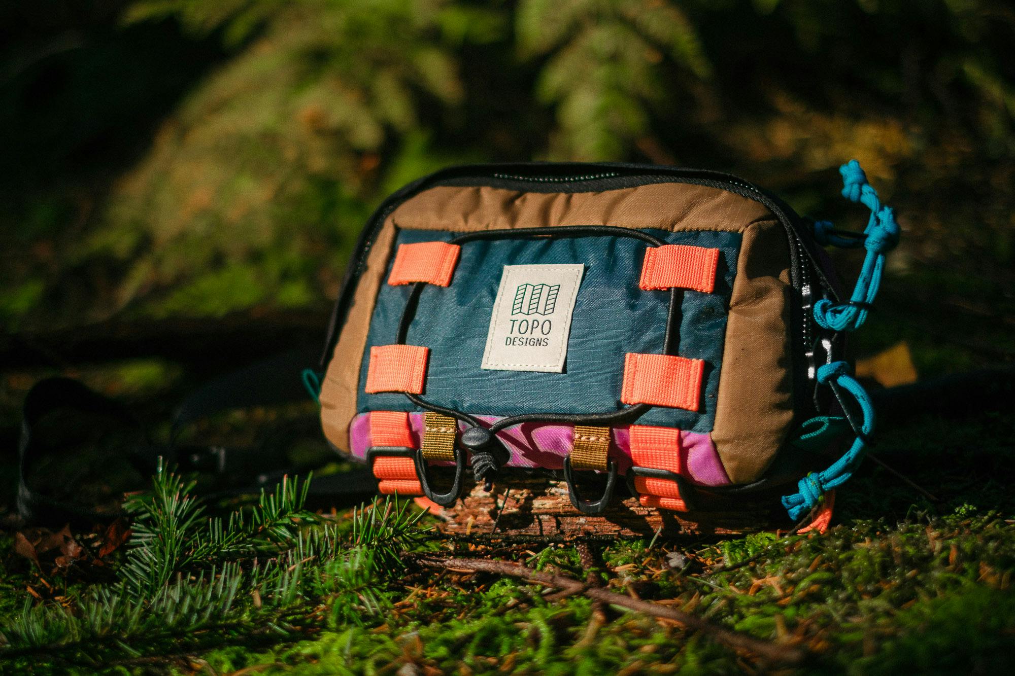 A hip pack waiting for its rider in the grass.