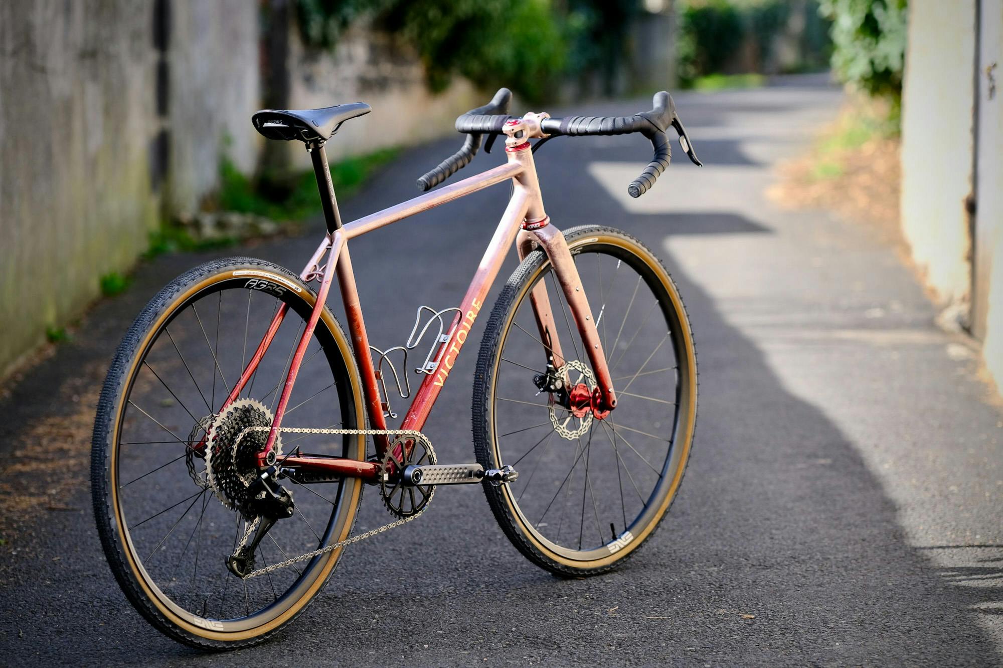 A red gravel Victoire bike.
