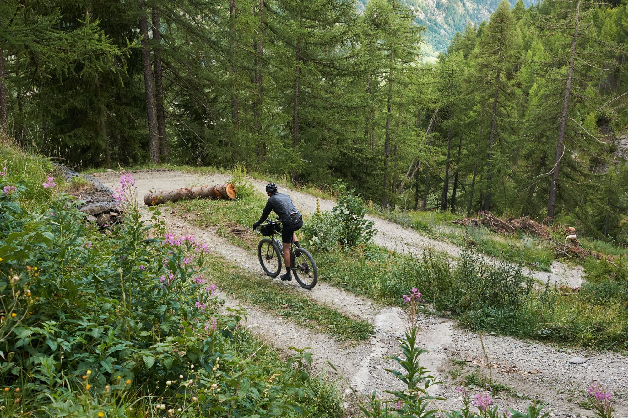 Davide tries the Black Mountain Cycles La Cabra.