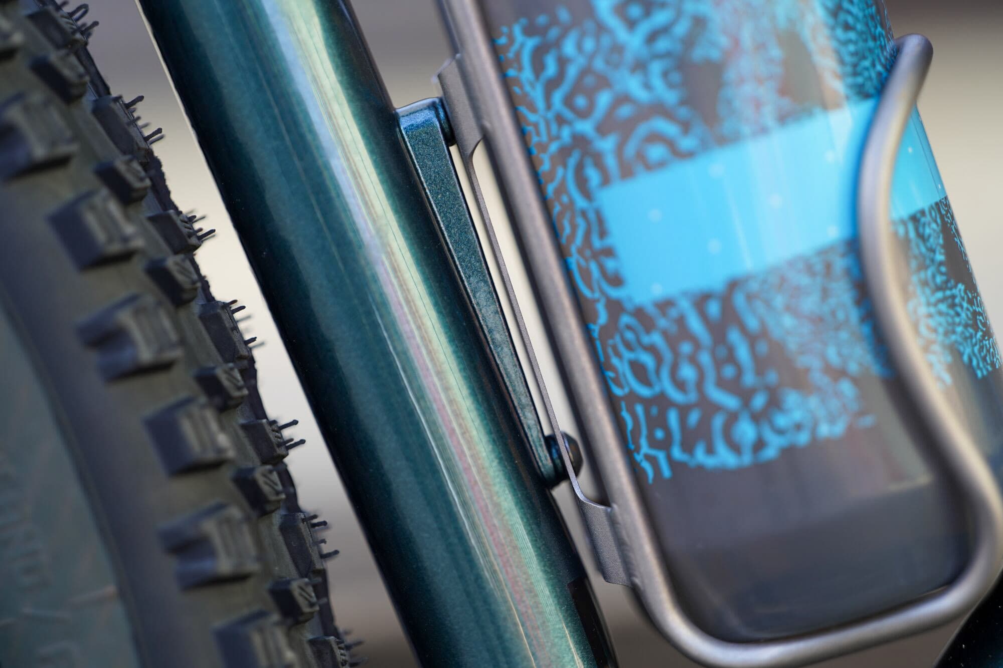 External bidon mounts.