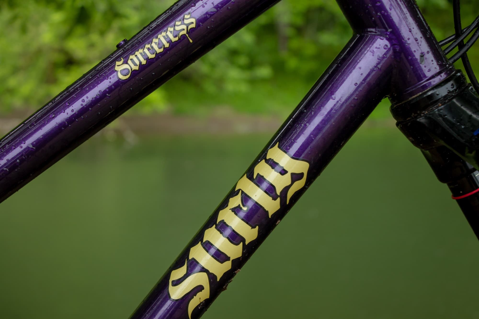 Sorceress in gothic script along the top tube
