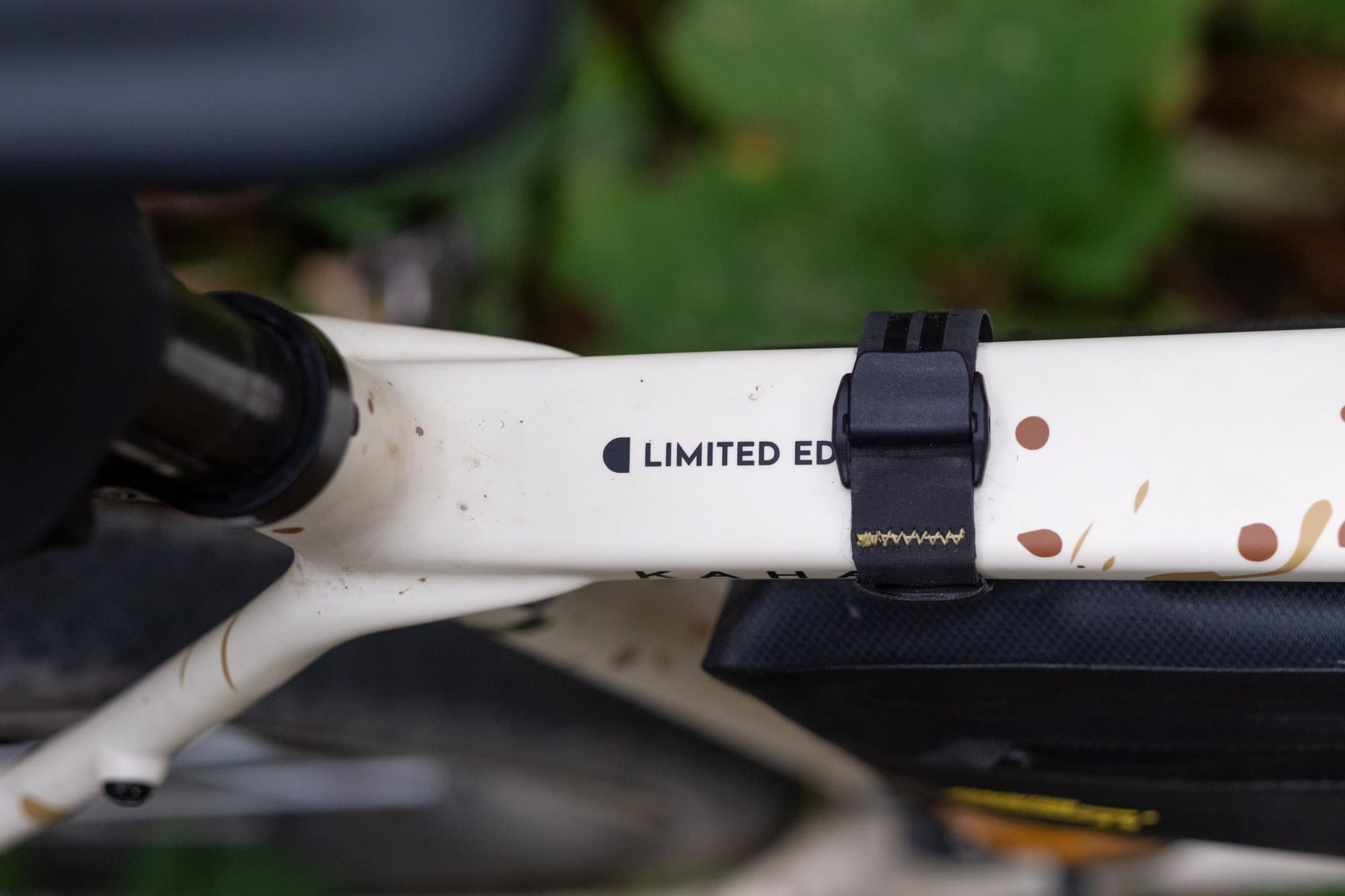The Top Tube Pack strap wrapped around the Kaha's top tube.