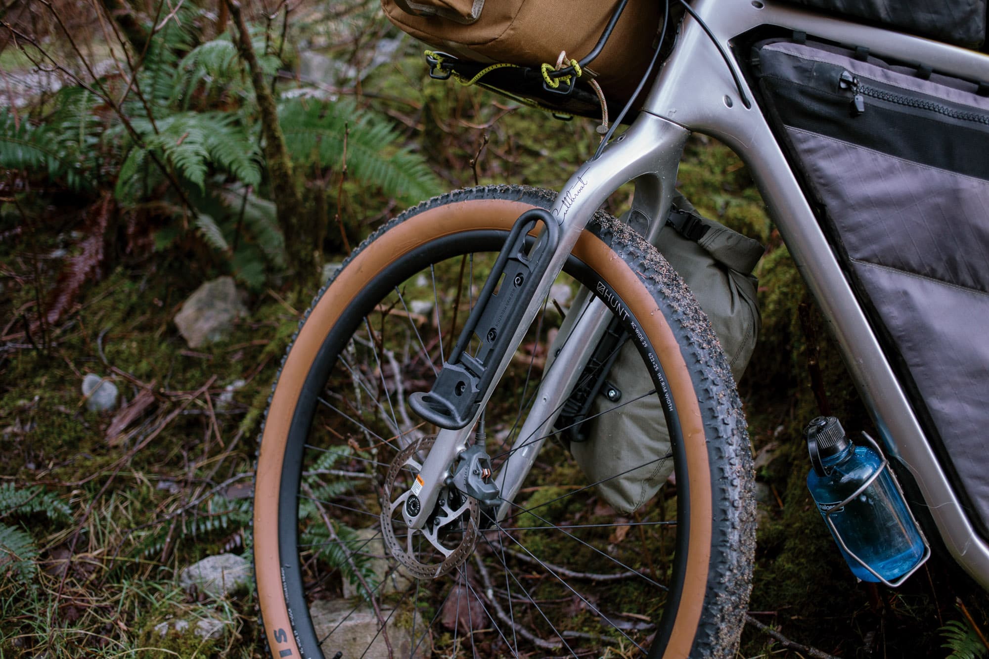 Old Man Mountain FLiP cage mounted to the fork.