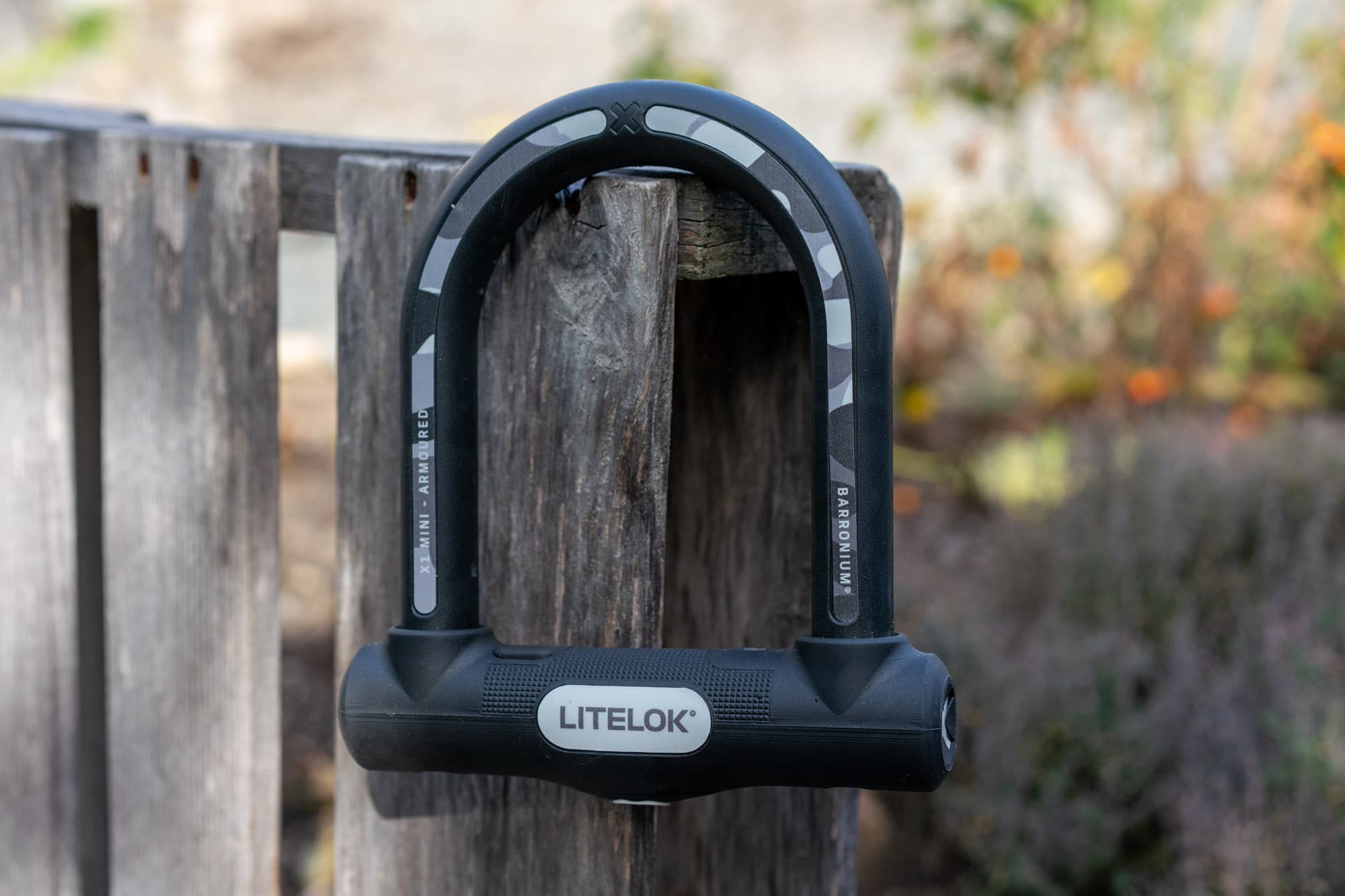 litelok x1 mini hanging on a fence post