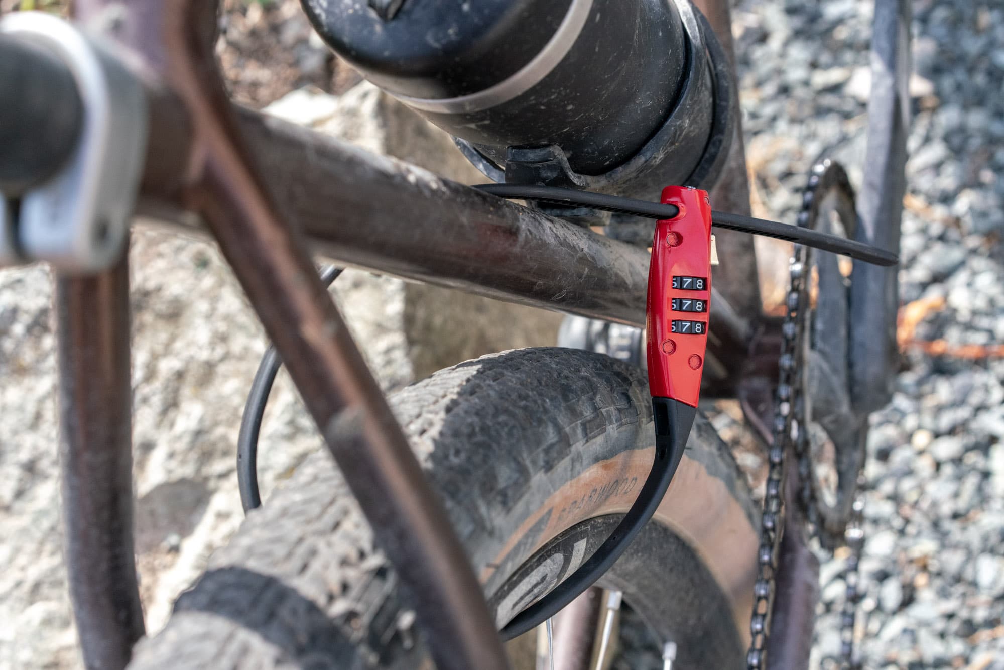 abus combiflex travelguard looped around the frame