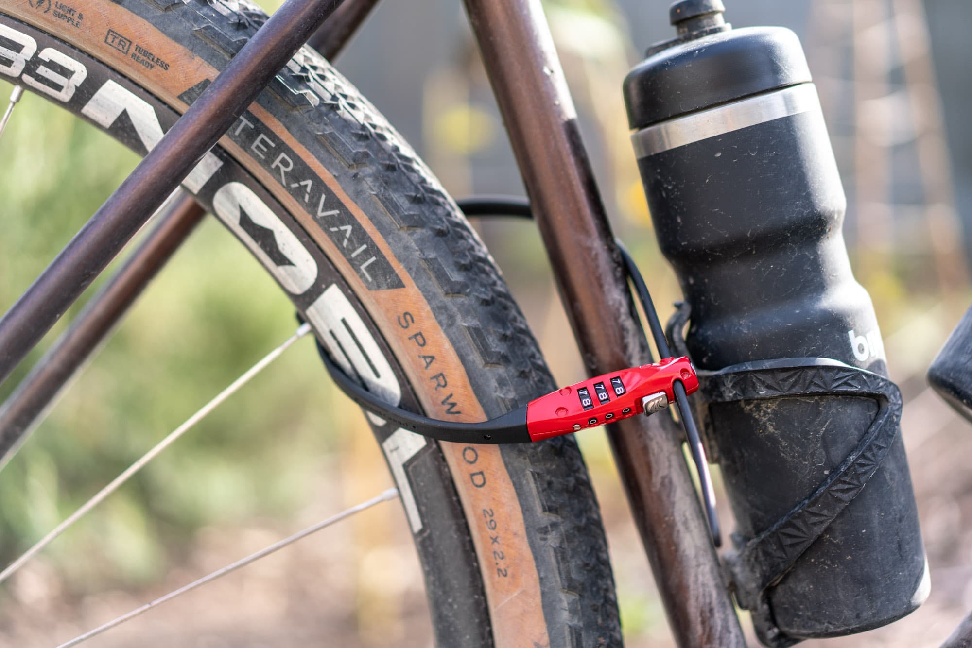abus combiflex travelguard locking the rear wheel to the frame