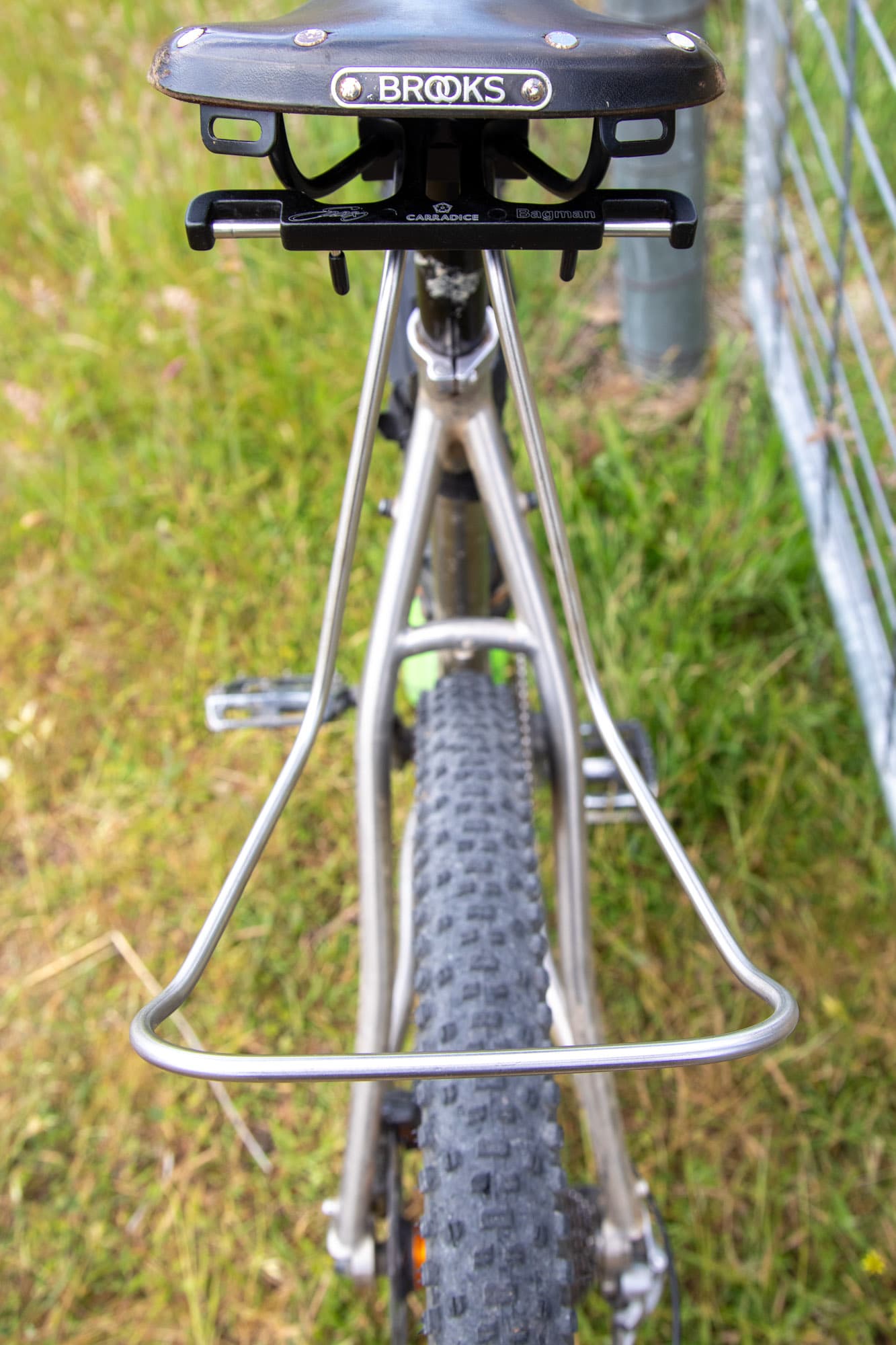 The Expedition Bagman rack cantilevered off the seatpost over the rear wheel.