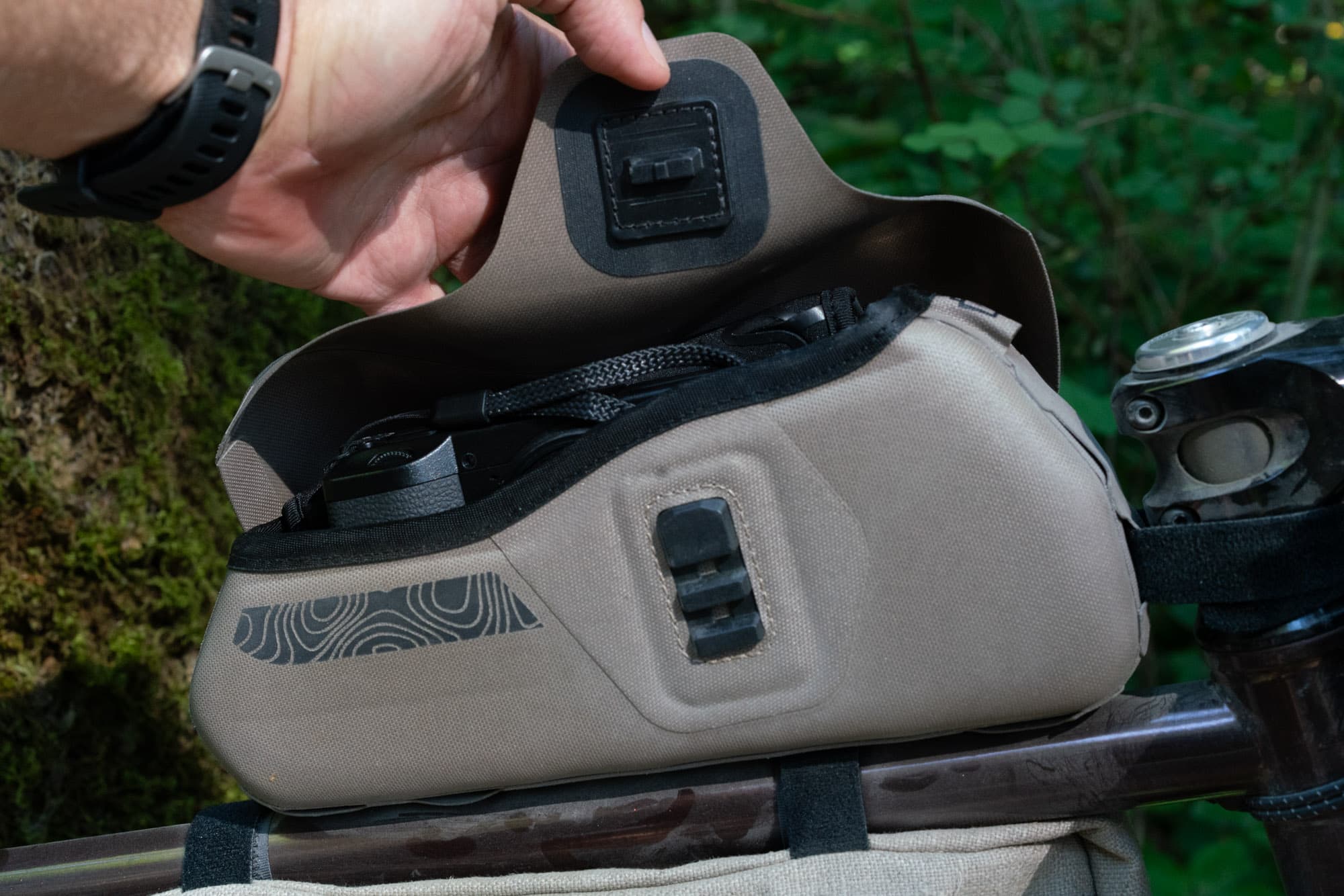 The magnetic FIDLOCK closure under the lid.