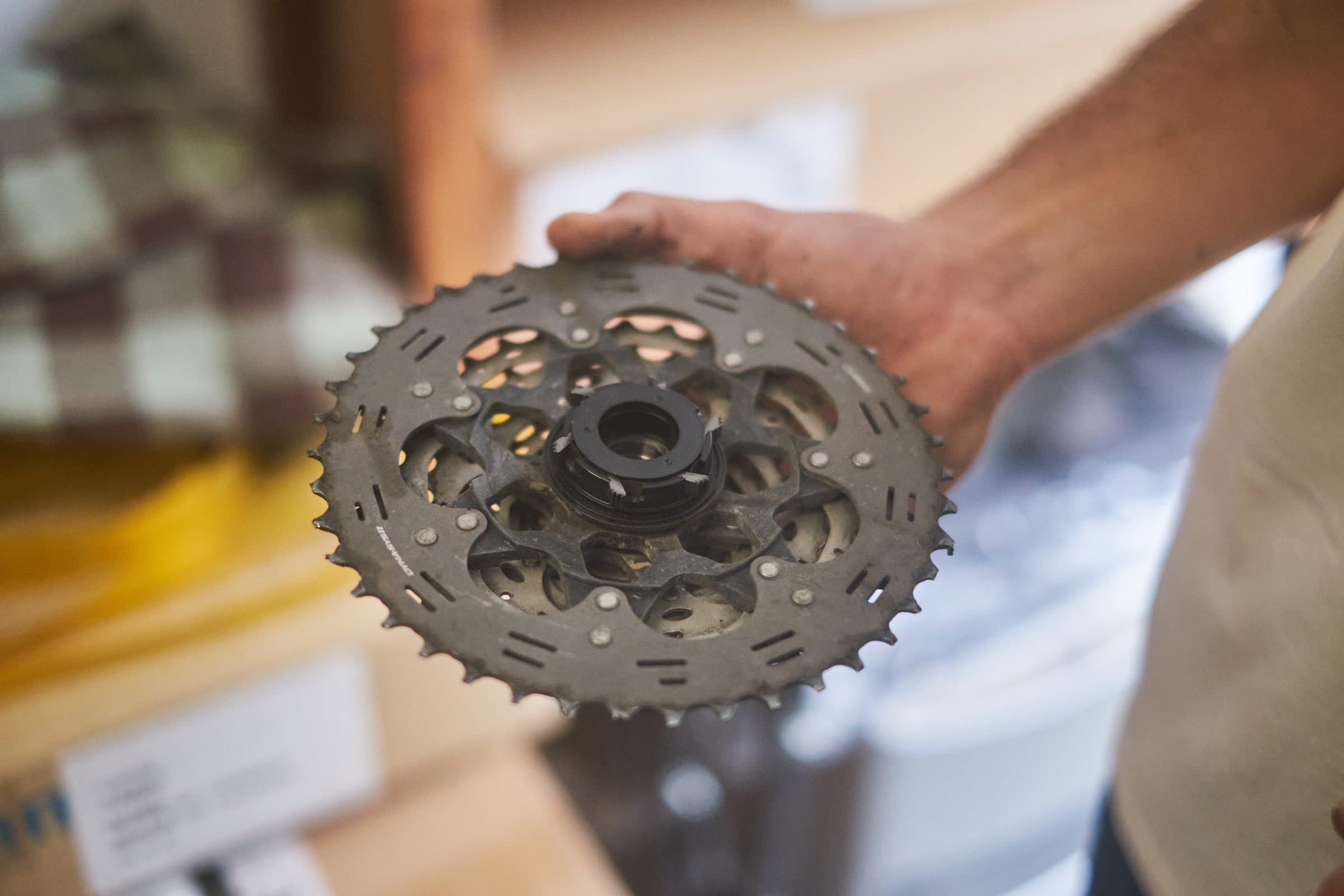 Fitting a cassette to the HiFi rear wheel.