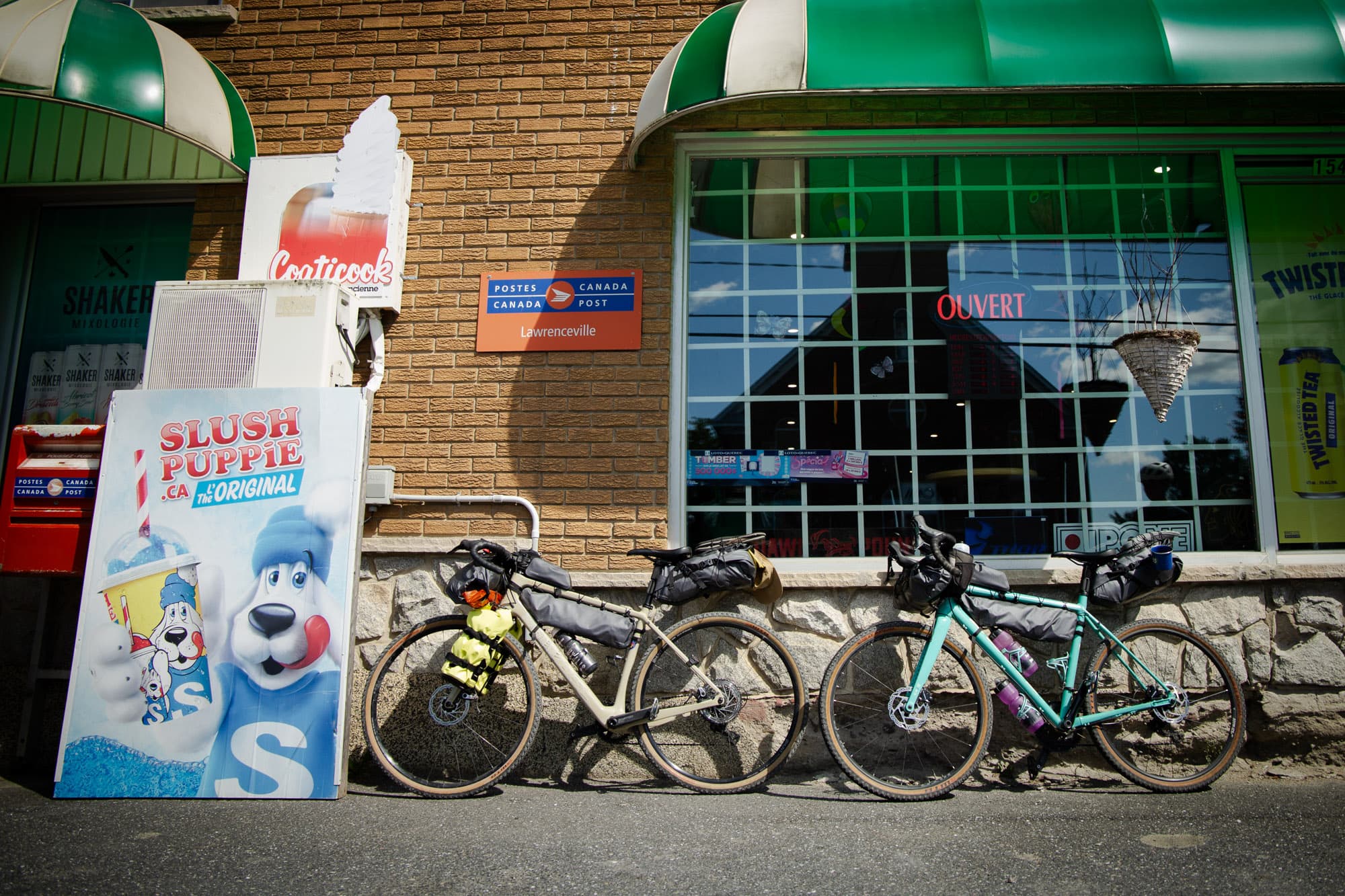 The two bikes take a break.