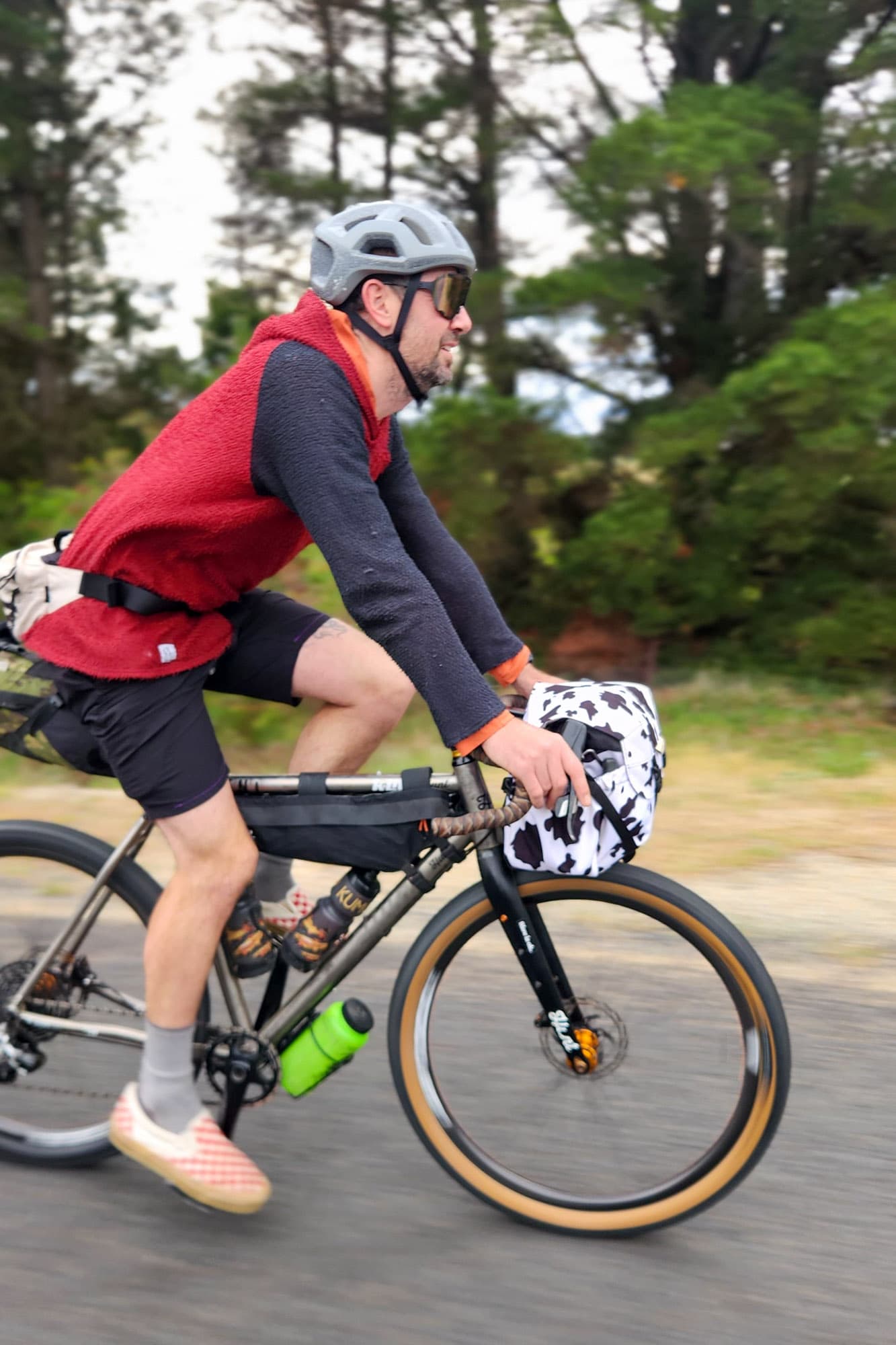 A dide view of the ega Bar bag in action.