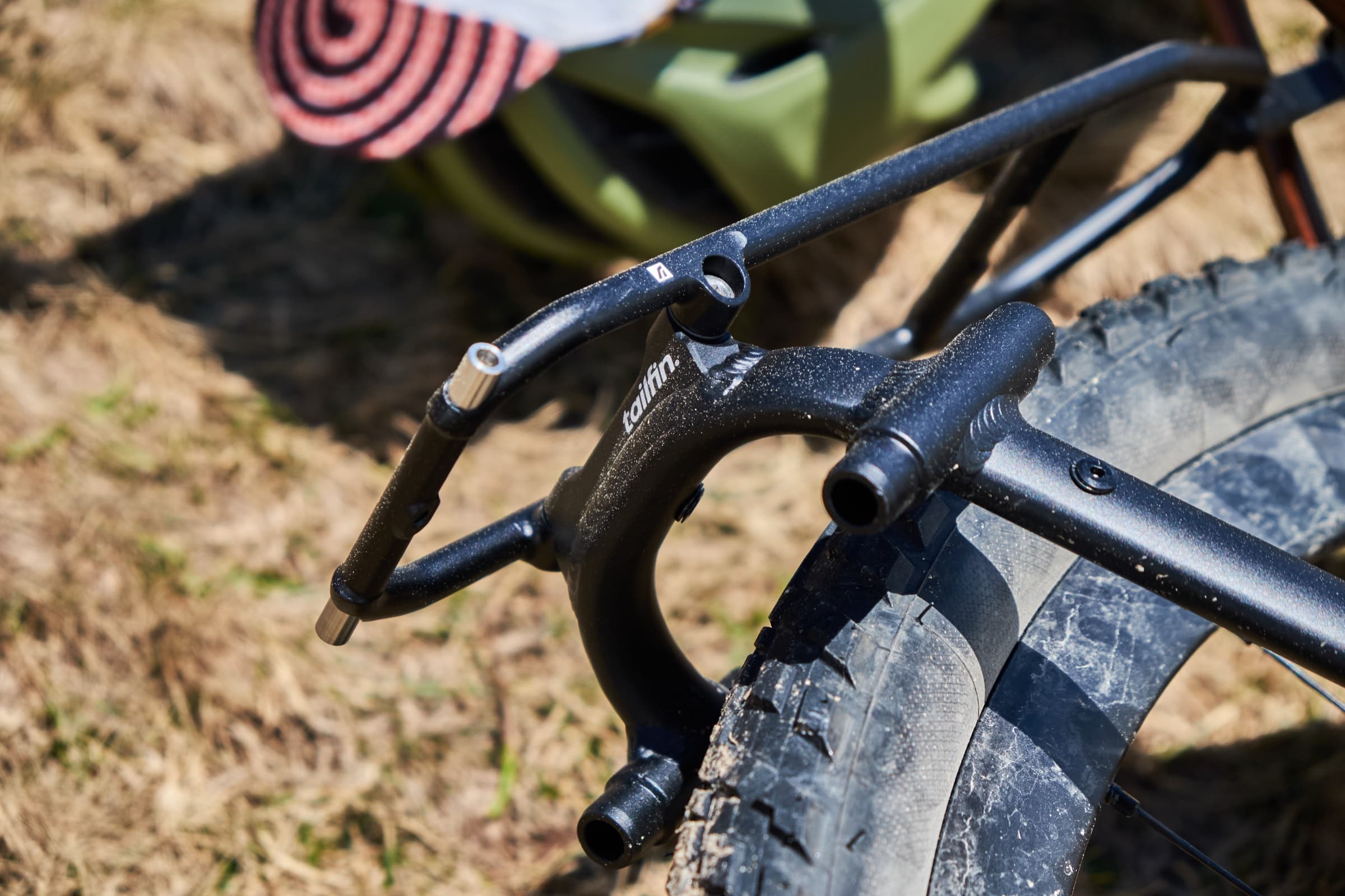 Close-up of the rack's arch mount above the rear tire.