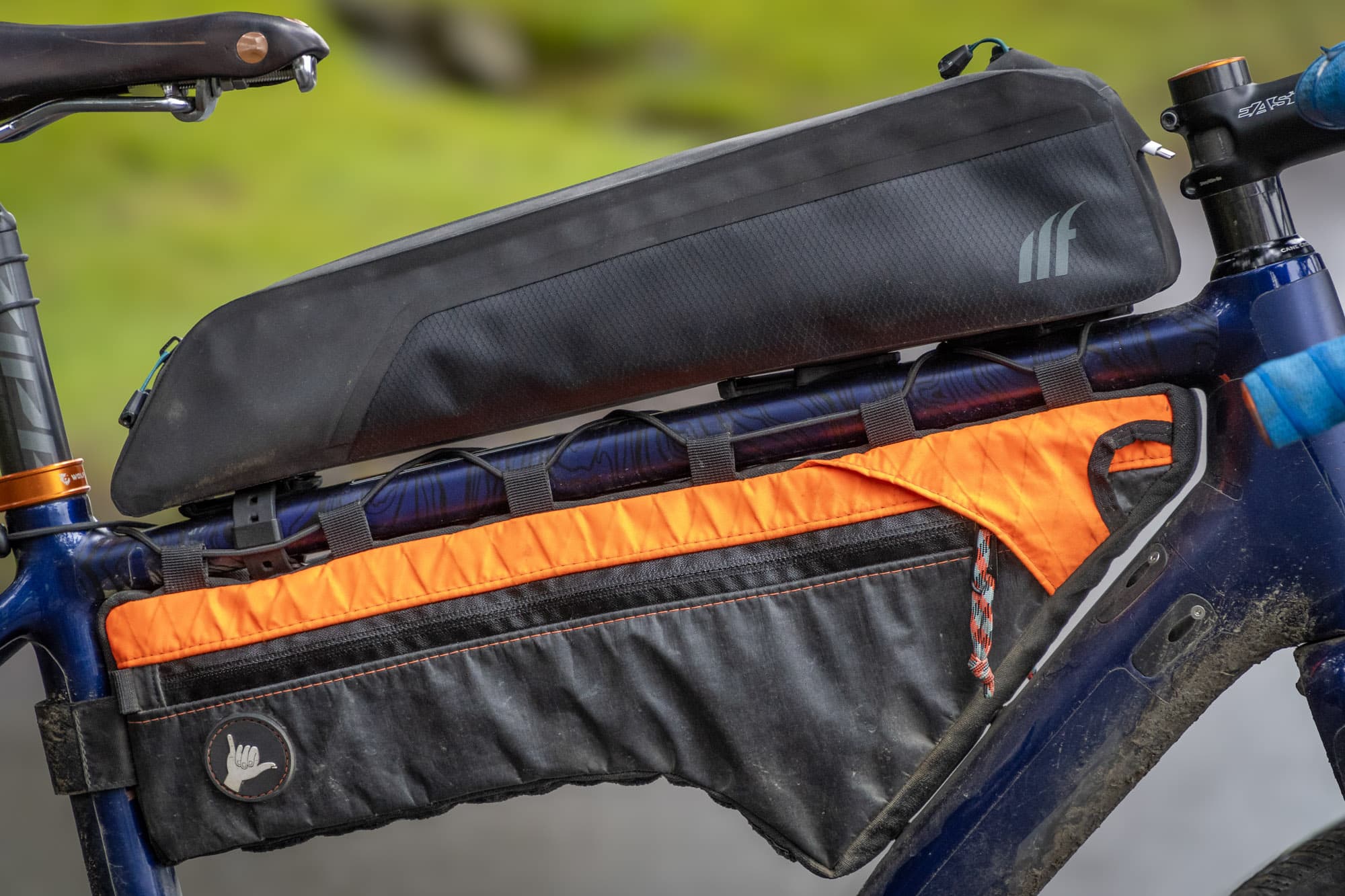The Tailfin Long Top Tube Bag on Saltys bike.