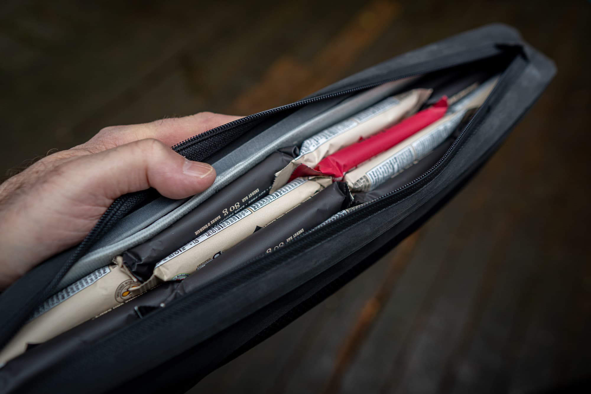 How many energy bars fit in the Tailfin Long Top Tube Bag?