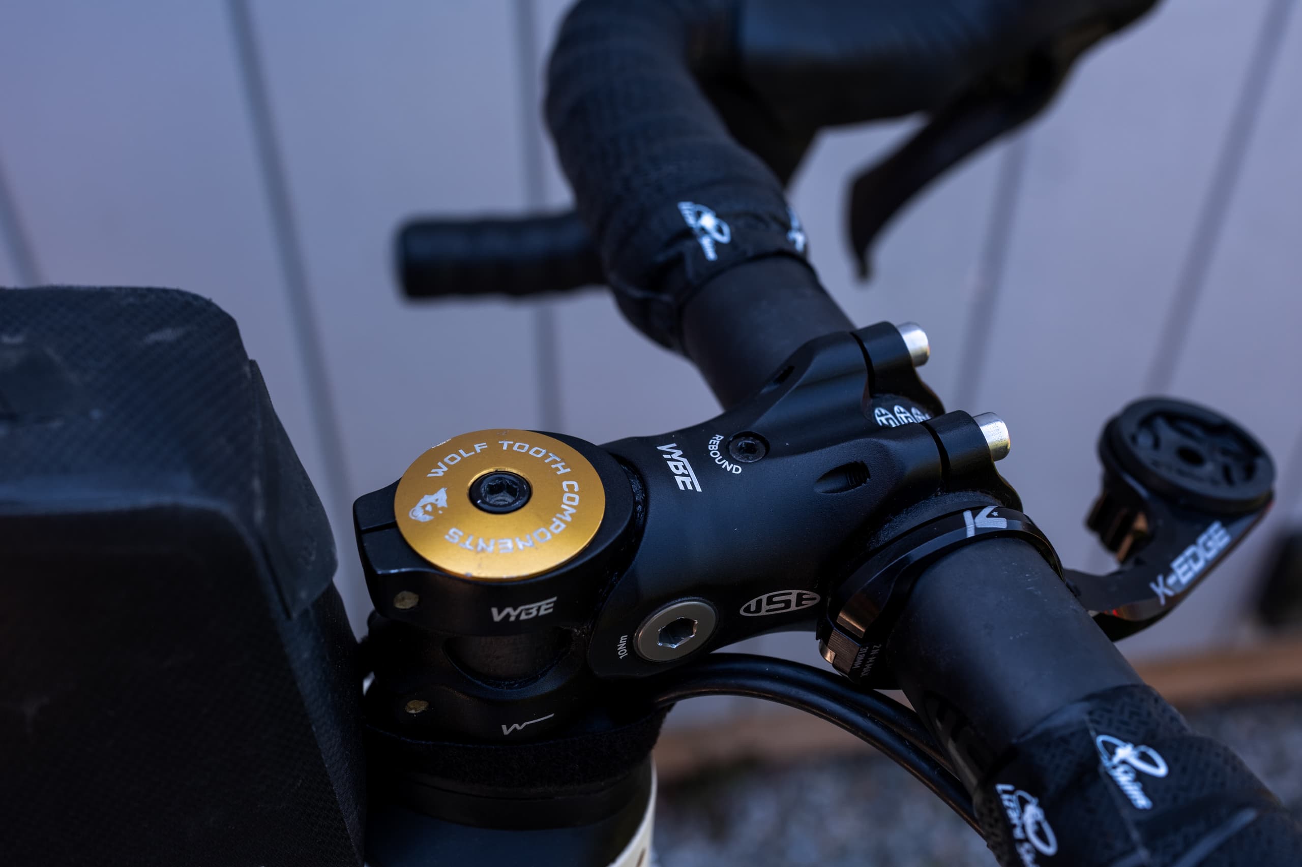 A close look at the VYBE stem's gold preload dial.