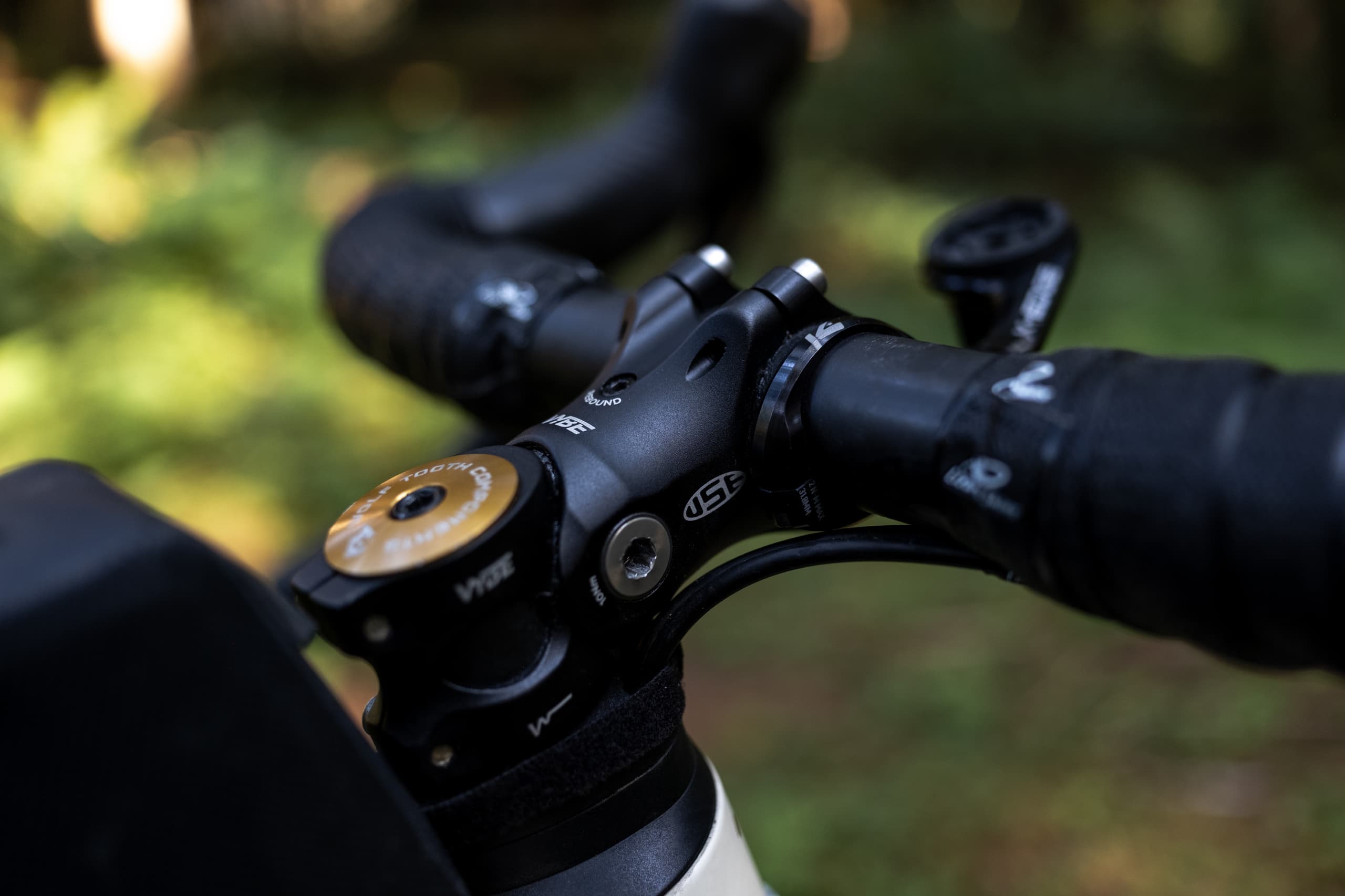 The VYBE stem and Escape bars from a low angle.
