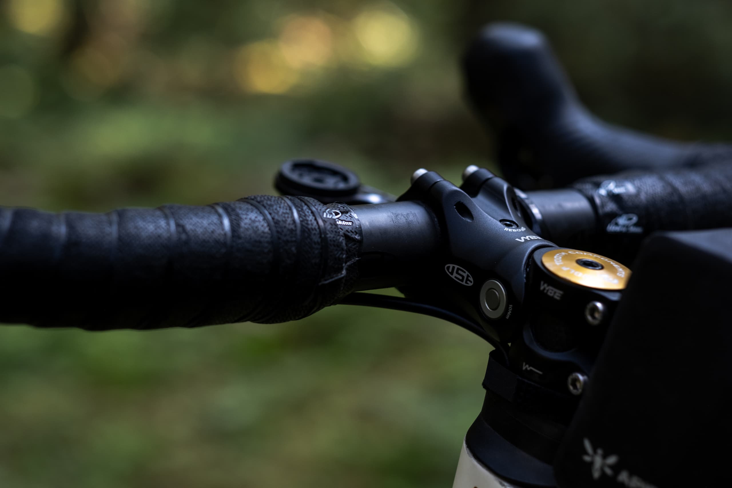 A closer look at the stem-to-bar junction.