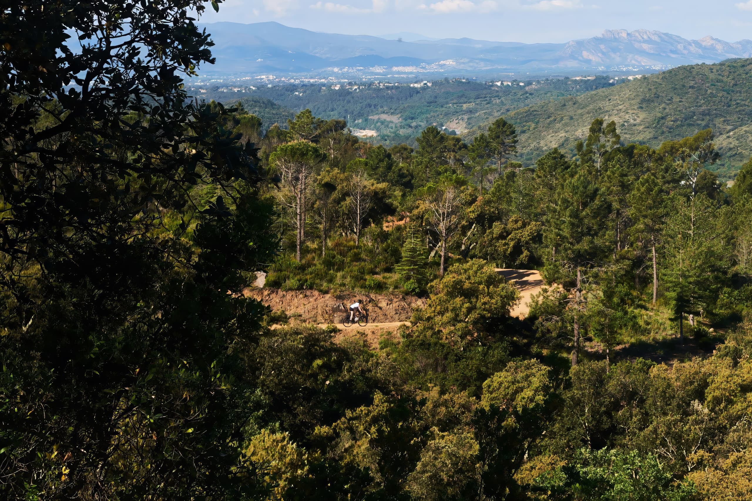 An elevated view over the Estérel toward the coast